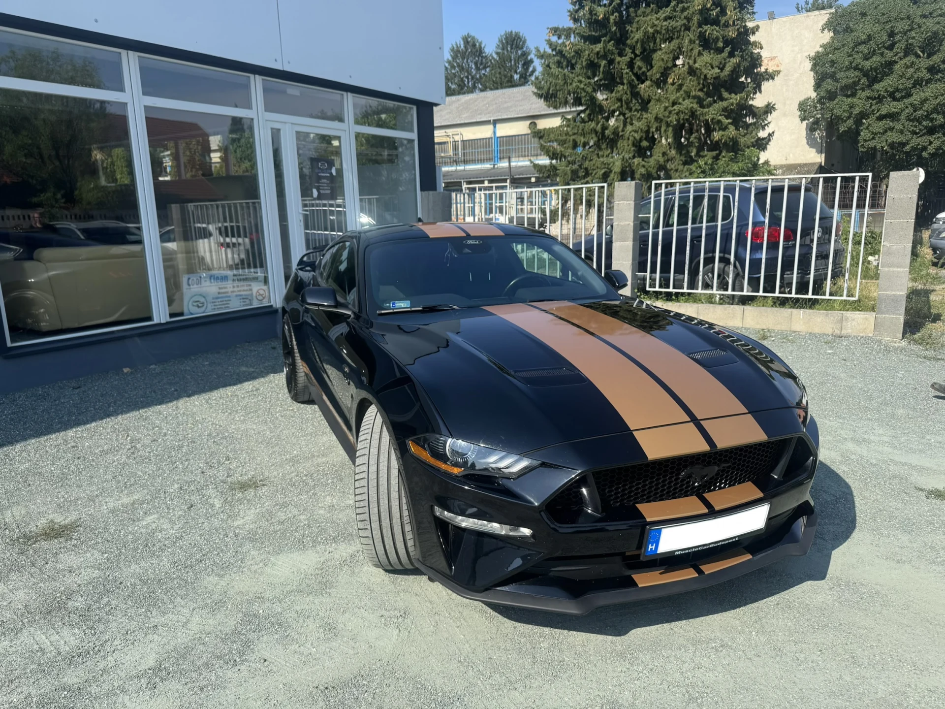Ápolt Ford Mustang a Cool-Clean műhely előtt